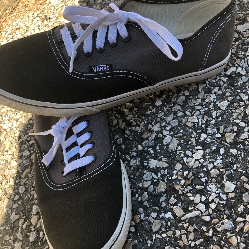 Black/dark grey Vans (unisex)